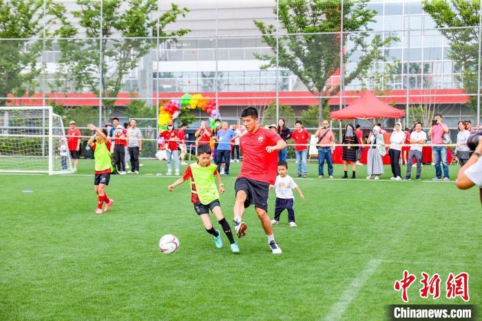 上海海港六一亲子嘉年华：穆斯卡特盼小球迷在