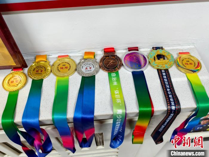 三代足球人薪火相传 霍城少年驰骋绿茵场