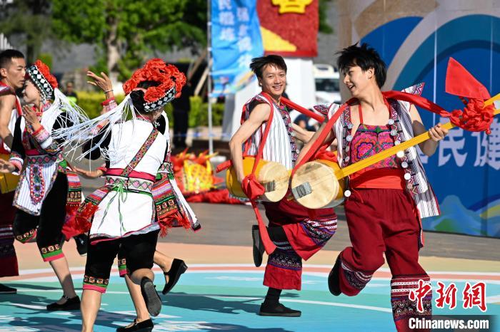 云南首届全民健身大赛在曲靖开幕 民族健身操点