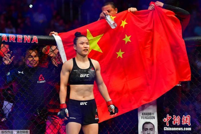 张伟丽UFC248卫冕成功 战斗获年度最佳
