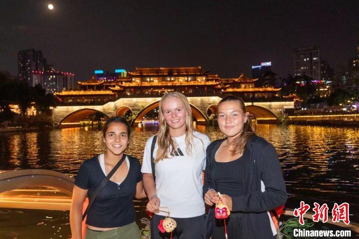 成都网球少年夜游锦江邂逅巴适文化