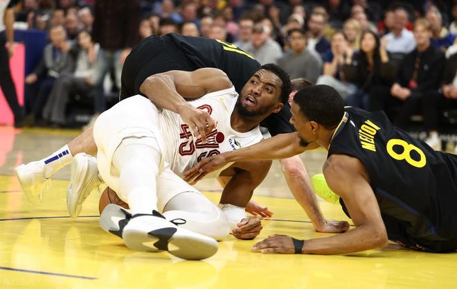 哈登末节爆发力压群雄 克尼佩尔三分创黄蜂队史