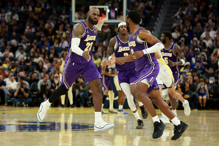 詹姆斯父子创历史纪录 湖人客场大胜勇士终结三